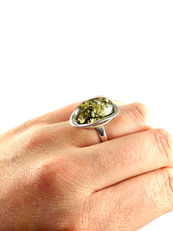 PIERŚCIONEK SREBRNY REGULOWANY Z CERTYFIKOWANYM BURSZTYNEM – OWALNY – SREBRO 925