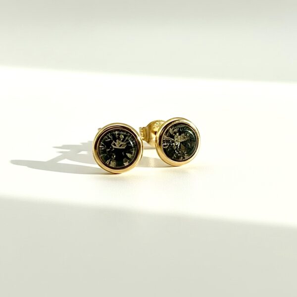 Photoroom_20260204_121416 KOLCZYKI ZŁOTE Z CERTYFIKOWANYM BURSZTYNEM – MINIMALISTYCZNE – SREBRO POZŁACANE 925