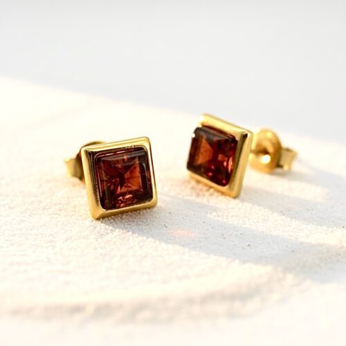 KOLCZYKI ZŁOTE Z CERTYFIKOWANYM BURSZTYNEM – KWADRACIKI – SREBRO POZŁACANE 925