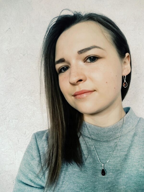 Kolczyki srebrne z bursztynem z koronkowym zdobieniem
