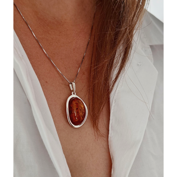 Wisiorek srebrny z koniakowym bursztynem