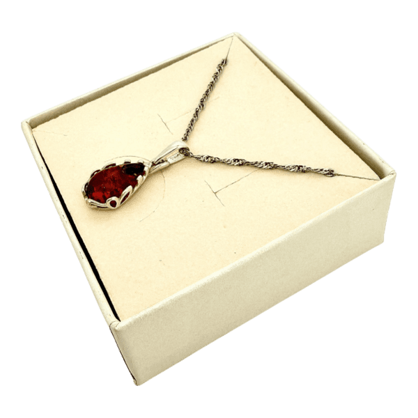 Wisiorek srebrny z koniakowym bursztynem - koronkowy