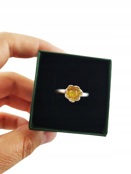 Pierścionek srebrny z bursztynem - kwiatek