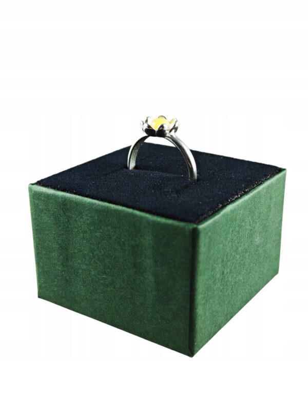 Pierścionek srebrny z bursztynem - kwiatek