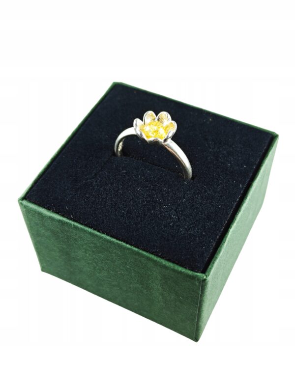 Pierścionek srebrny z bursztynem - kwiatek