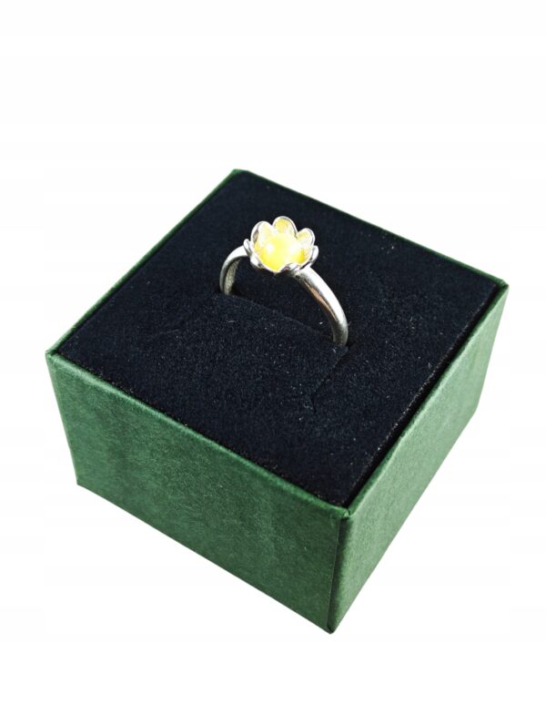 Pierścionek srebrny z bursztynem - kwiatek