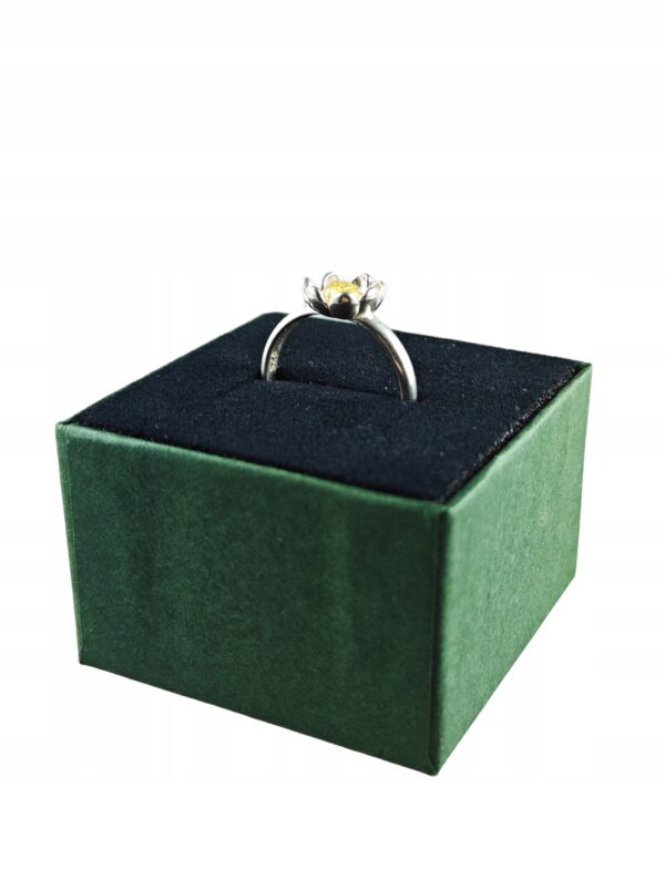 Pierścionek srebrny z bursztynem - kwiatek