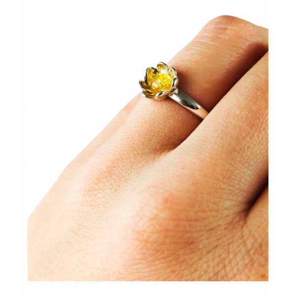 Pierścionek srebrny z bursztynem - kwiatek