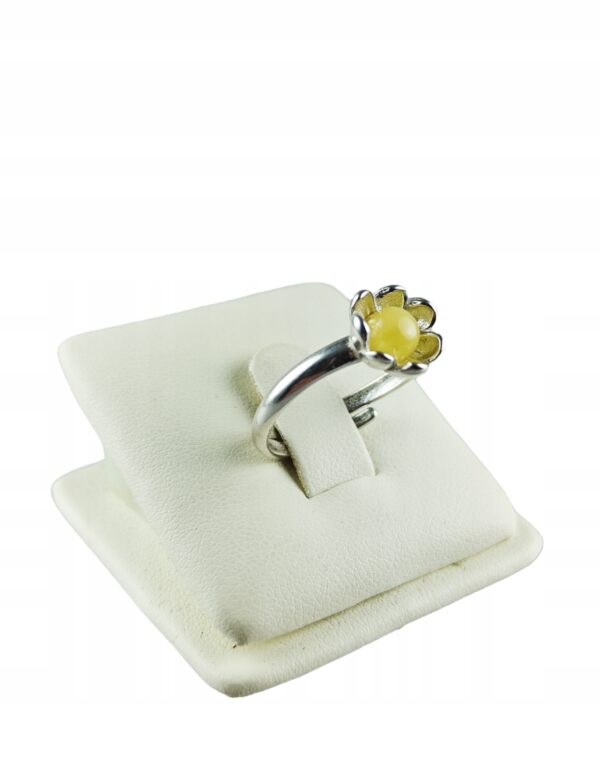 Pierścionek srebrny z bursztynem - kwiatek