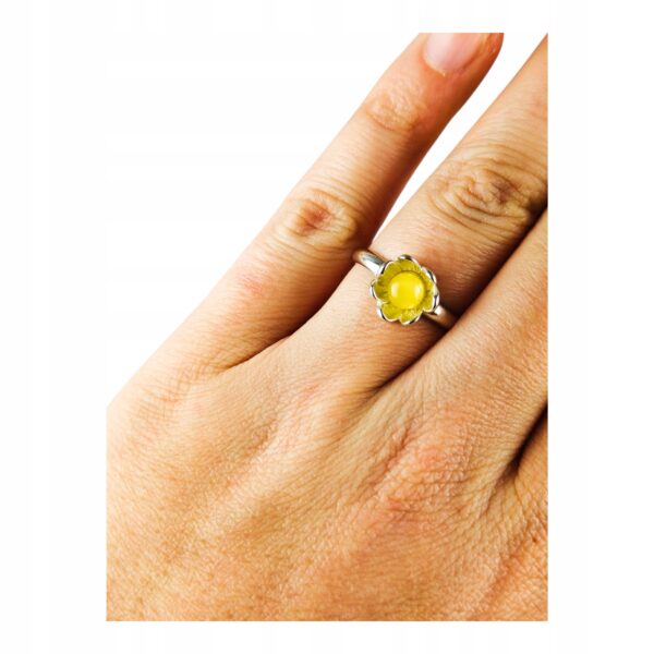 Pierścionek srebrny z bursztynem - kwiatek