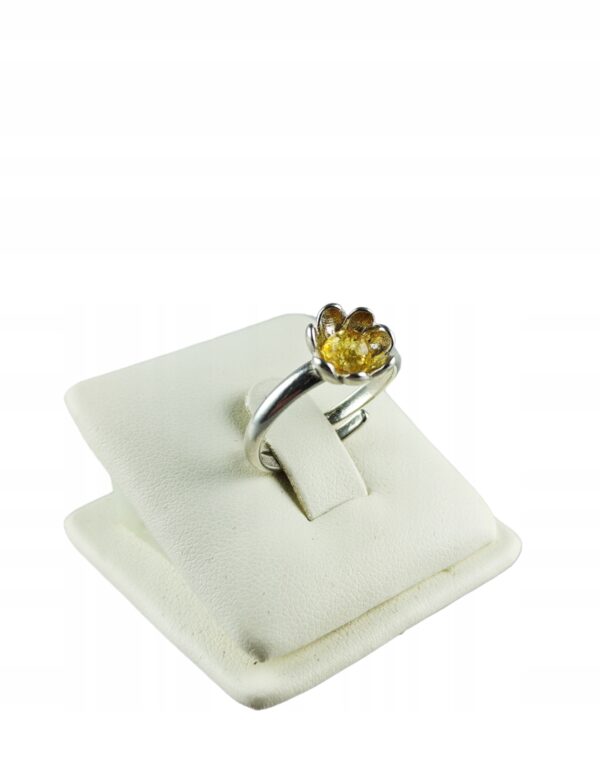 Pierścionek srebrny z bursztynem - kwiatek