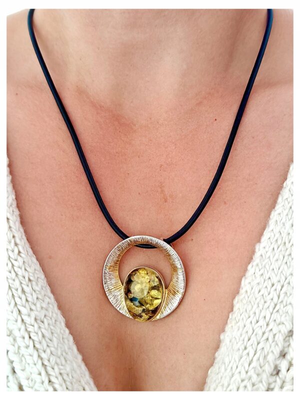 018c108ac7e5ebe49ddeec4449386dbc.jpg Niepowtarzalny wisiorek srebrny z dużym zielonym bursztynem - unikat - Srebro 925