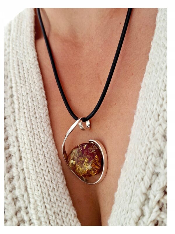 116f45703e1abd9dc75a5d459d68f2b6.jpg Niepowtarzalny wisiorek srebrny z dużym zielonym bursztynem - unikat - Srebro 925