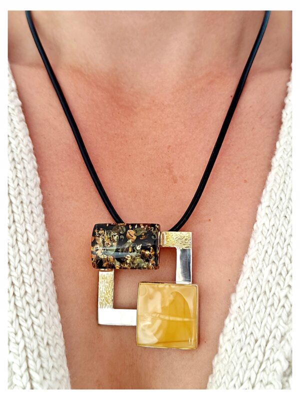 20d13ddef905a3da049a114121589d5e.jpg Niepowtarzalny wisiorek srebrny z dużym zielonym oraz mlecznym bursztynem - unikat - Srebro 925