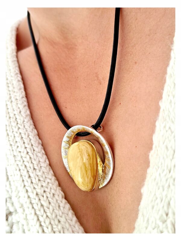 3bddabf993ca06b8c4a94f8853cdd00f.jpg Niepowtarzalny wisiorek srebrny z dużym mlecznym bursztynem - unikat - Srebro 925