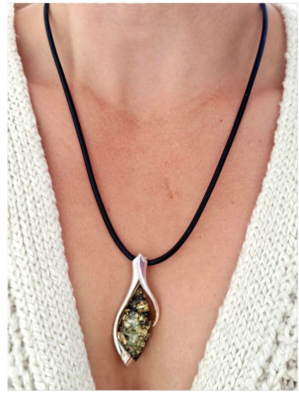 4f116de696af55a7e34d16f2e9cd4066.jpg Niepowtarzalny wisiorek srebrny z dużym zielonym bursztynem - unikat - Srebro 925