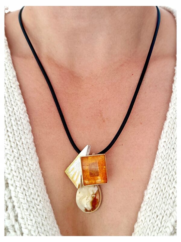 5668681da2ed96699ad29fe59d4f704e.jpg Niepowtarzalny wisiorek srebrny z dużym cytrynowym oraz mlecznym bursztynem - unikat - Srebro 925