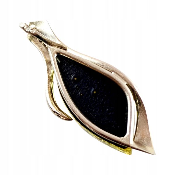 60f2cfc53e8c592290c74aa441f1af64.jpg Niepowtarzalny wisiorek srebrny z dużym zielonym bursztynem - unikat - Srebro 925