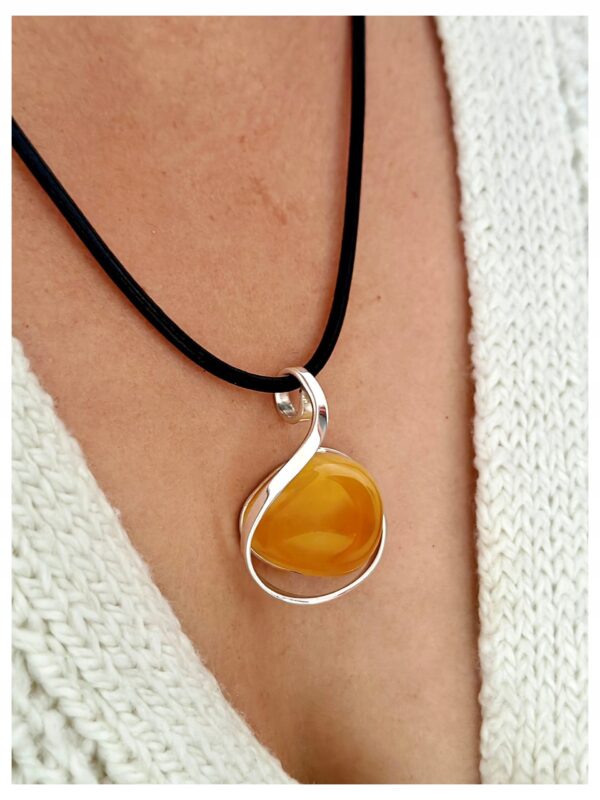 643a9590d357393ac37e48bb0742cd39.jpg Niepowtarzalny wisiorek srebrny z dużym mlecznym bursztynem - unikat - Srebro 925