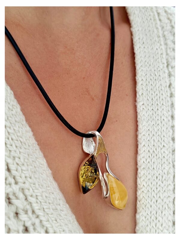 65aa3506099a5a52591c955045768cae.jpg Niepowtarzalny wisiorek srebrny z dużym zielonym oraz mlecznym bursztynem - unikat - Srebro 925