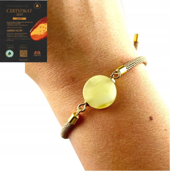 66d3dcf0b0f6580f470331271166bce7.jpg Bransoletka na sznurku z naturalnym mlecznym bursztynem - regulowana