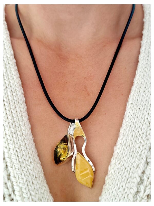 68b22bf742aa1d57c58b9d8087185c61.jpg Niepowtarzalny wisiorek srebrny z dużym zielonym oraz mlecznym bursztynem - unikat - Srebro 925