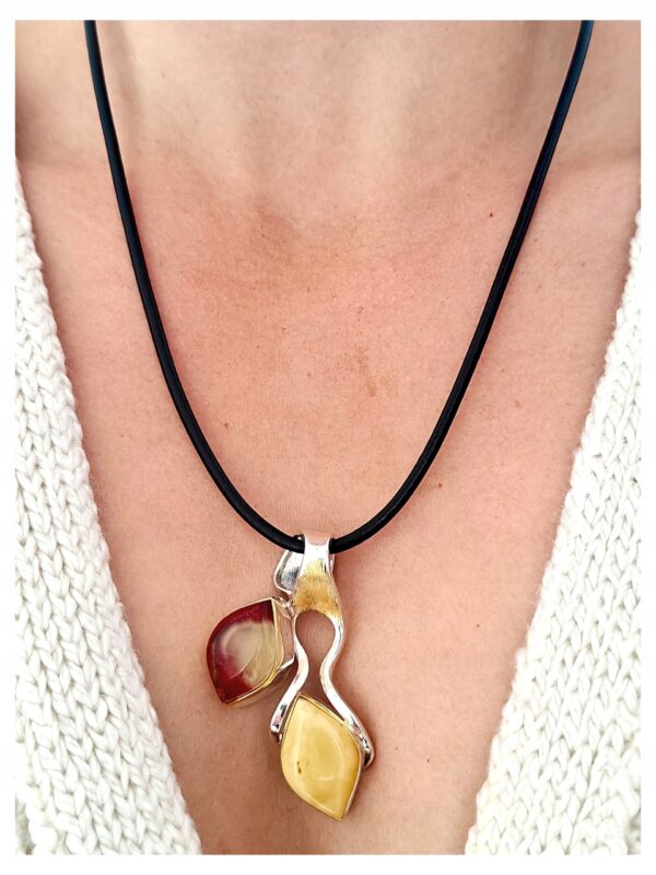 7be02db05704e643a352be2a5538d31b.jpg Niepowtarzalny wisiorek srebrny z dużym zielonym oraz wiśniowym bursztynem - unikat - Srebro 925