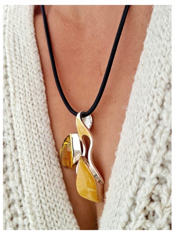 89081ab5c86e9072eabf3ca21daacd95.jpg Niepowtarzalny wisiorek srebrny z dużym zielonym oraz mlecznym bursztynem - unikat - Srebro 925