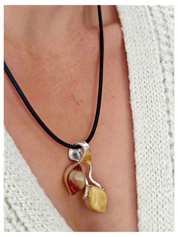 8b77cb32333289246ebf1fd6579e33c8.jpg Niepowtarzalny wisiorek srebrny z dużym zielonym oraz wiśniowym bursztynem - unikat - Srebro 925