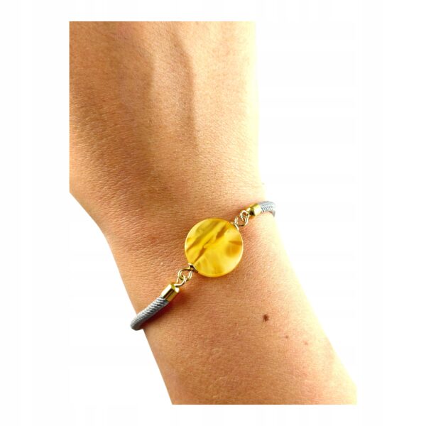 8bf97657e32ecc25aa82accf7c4ad1f4.jpg Bransoletka na sznurku z naturalnym mlecznym bursztynem - regulowana