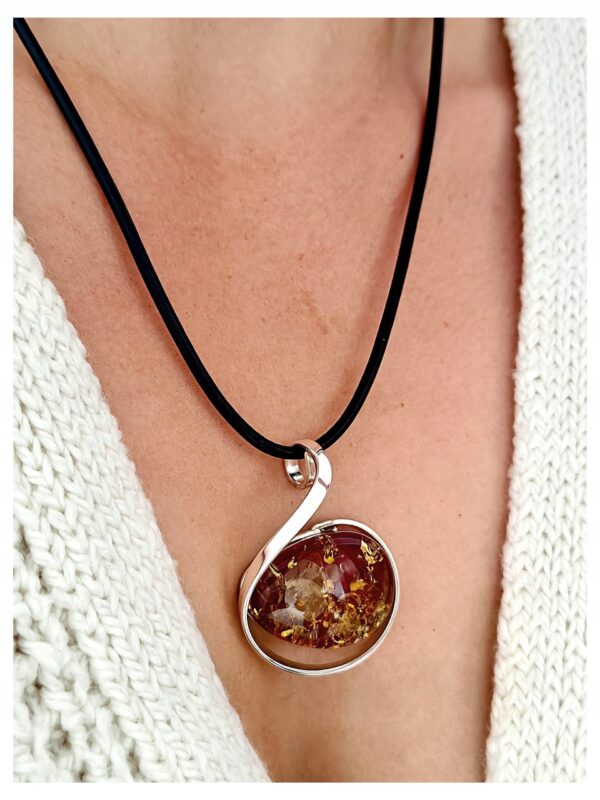 8df0bfe0c0c760737c22cb61c28f66a4.jpg Niepowtarzalny wisiorek srebrny z dużym zielonym bursztynem - unikat - Srebro 925