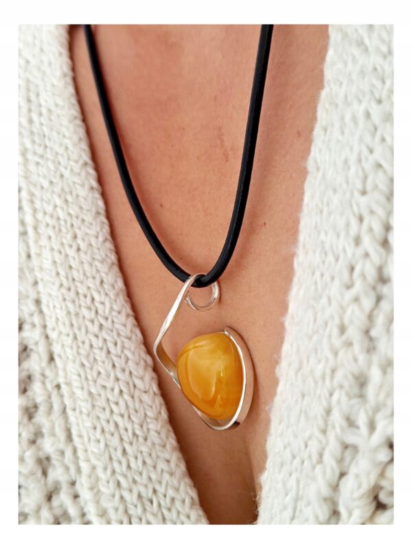 9d9619a6e7355adb0ca3ba56d0b0cfc6.jpg Niepowtarzalny wisiorek srebrny z dużym mlecznym bursztynem - unikat - Srebro 925