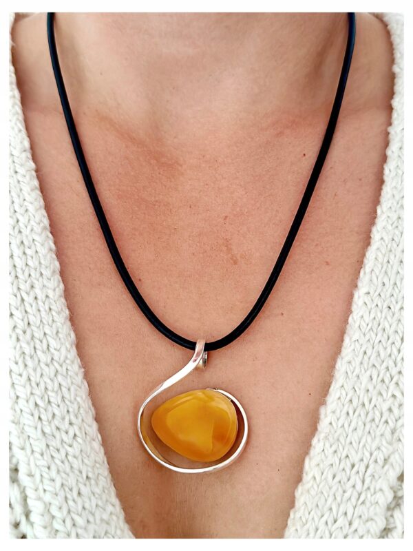 9da5590aef510470914fa7cdfcd589e7.jpg Niepowtarzalny wisiorek srebrny z dużym mlecznym bursztynem - unikat - Srebro 925