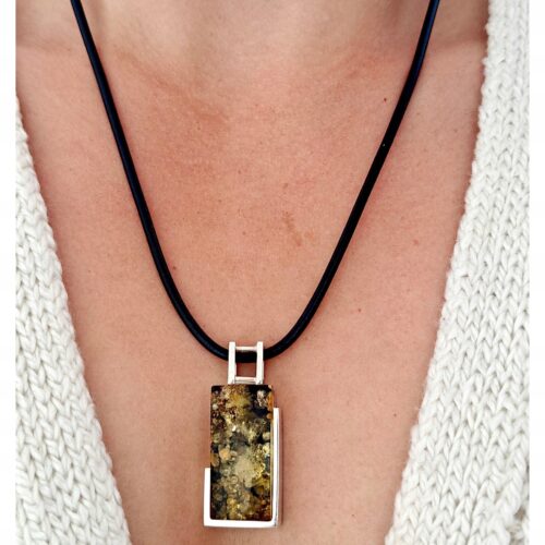 9f580703385513fc3e1f0e0e629c78ff.jpg Niepowtarzalny wisiorek srebrny z dużym zielonym bursztynem - unikat - Srebro 925