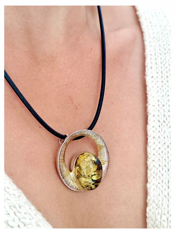 a99ece101864dfb2500221d78456f7dd.jpg Niepowtarzalny wisiorek srebrny z dużym zielonym bursztynem - unikat - Srebro 925