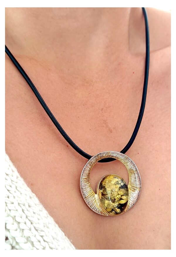 ae7acd0e253a8ffe498d51fd76508235.jpg Niepowtarzalny wisiorek srebrny z dużym zielonym bursztynem - unikat - Srebro 925