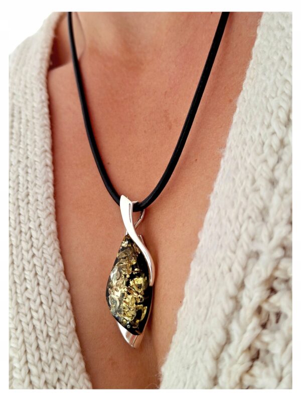 b0a98ec37c3daa07cf4ad3b618105379.jpg Niepowtarzalny wisiorek srebrny z dużym zielonym bursztynem - unikat - Srebro 925