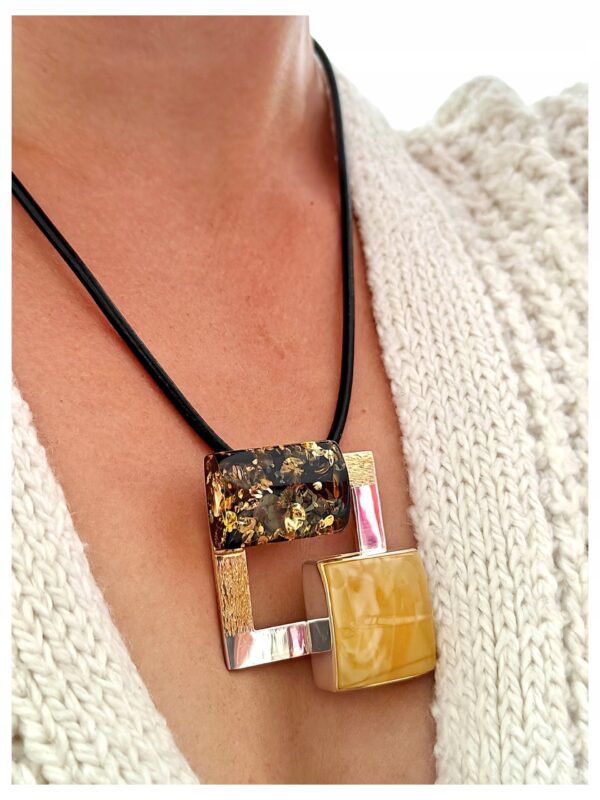 b134951884d6ffb4239ce56a9dfff236.jpg Niepowtarzalny wisiorek srebrny z dużym zielonym oraz mlecznym bursztynem - unikat - Srebro 925