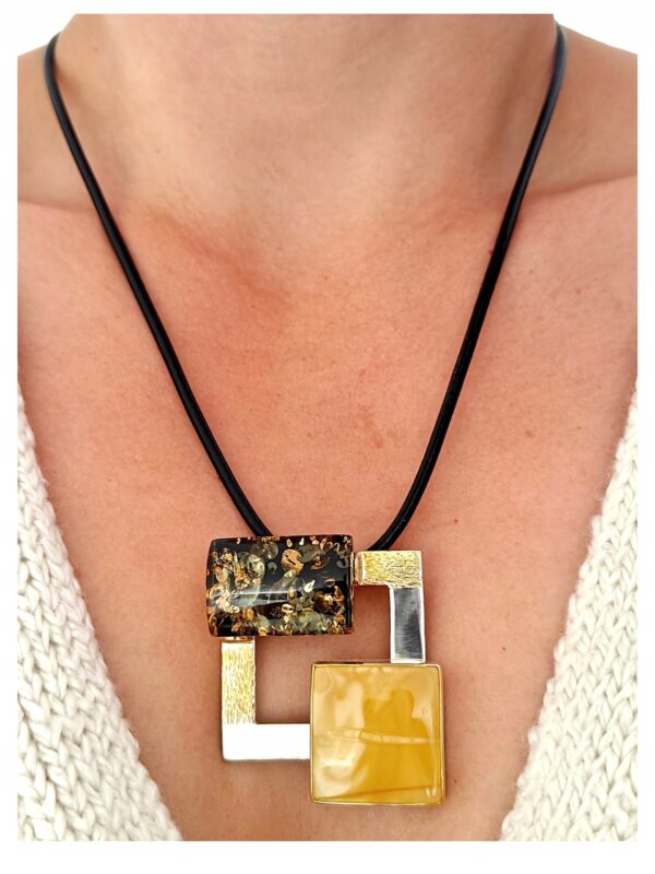 bb5a53a6f38e269e224c061fd3172926.jpg Niepowtarzalny wisiorek srebrny z dużym zielonym oraz mlecznym bursztynem - unikat - Srebro 925