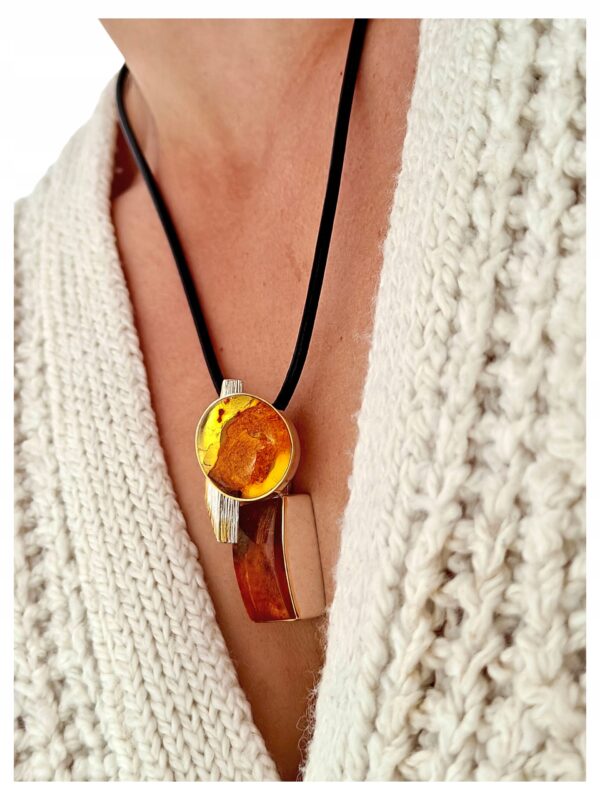 bbdb7787afd3a70801d6d438dd32f4b9.jpg Niepowtarzalny wisiorek srebrny z dużym koniakowym oraz cytrynowym bursztynem - unikat - Srebro 925