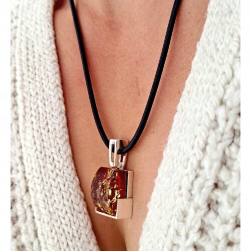 d00cb227c89f9a99ef375e51628f265f.jpg Niepowtarzalny wisiorek srebrny z dużym zielonym bursztynem - unikat - Srebro 925