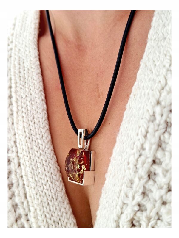 d00cb227c89f9a99ef375e51628f265f.jpg Niepowtarzalny wisiorek srebrny z dużym zielonym bursztynem - unikat - Srebro 925