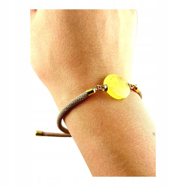 f8e7bd5c7dd93c0e4a0ebe91ebcbc322.jpg Bransoletka na sznurku z naturalnym mlecznym bursztynem - regulowana