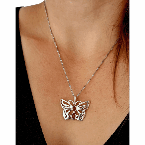 014e7b05859e9cc7e7e16564357e7b3b.png WISIOREK SREBRNY z CERTYFIKOWANYM BURSZTYNEM PIĘKNY DUŻY MOTYL SREBRO 925