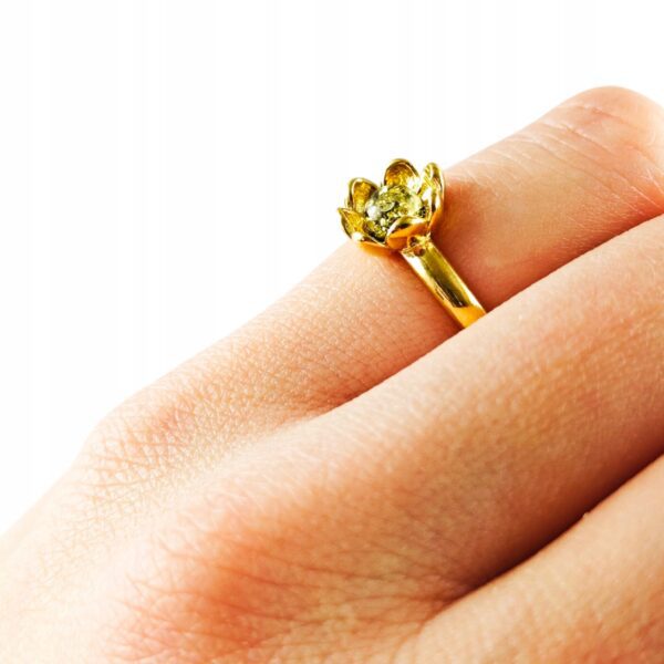 Pierścionek srebrny pozłacany z bursztynem - kwiatek