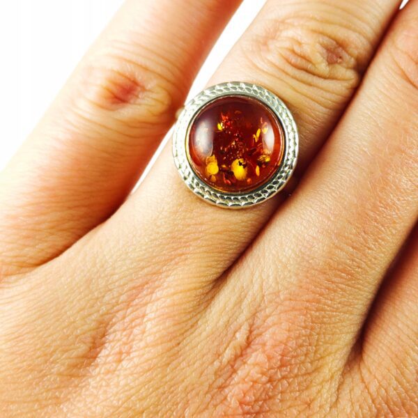 Pierścionek srebrny z bursztynem - okrągły