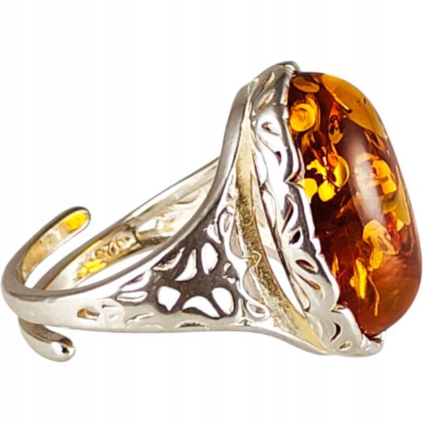 Pierścionek srebrny z bursztynem - owalny z ażurowym zdobieniem