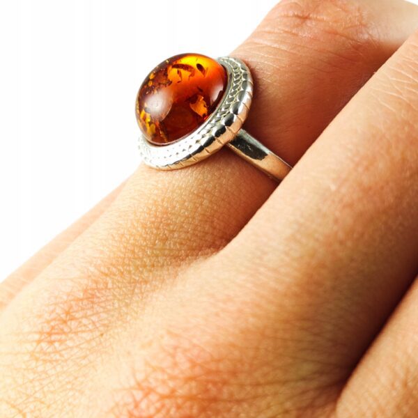 Pierścionek srebrny z bursztynem - okrągły