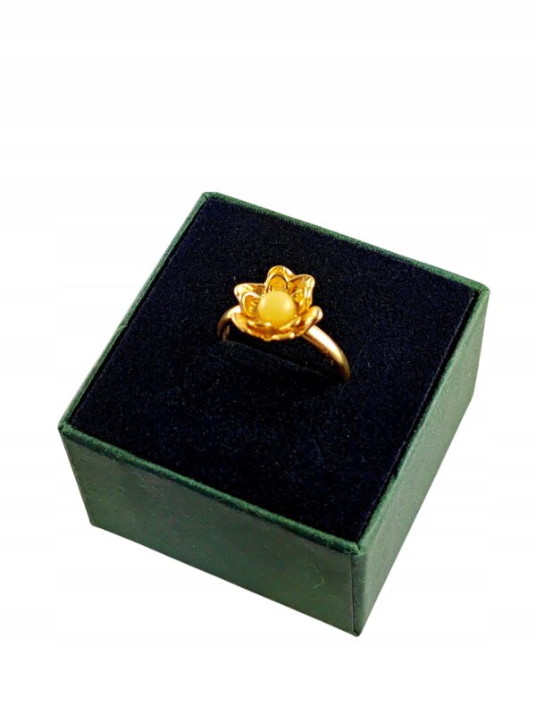 Pierścionek srebrny pozłacany z mlecznym bursztynem - kwiatek - regulowany