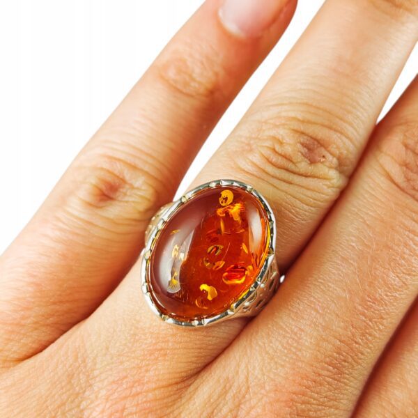 Pierścionek srebrny z bursztynem - owalny z ażurowym zdobieniem